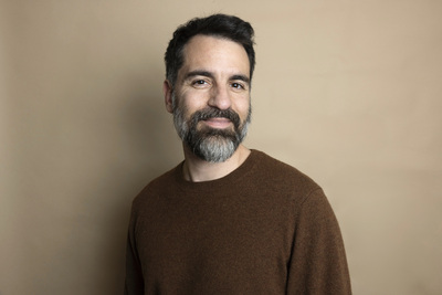 ANTHONY GALLUZZO : Lire le monde pour mieux en dévoiler les coulisses